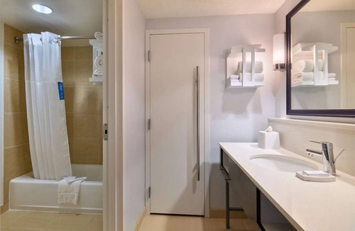 Mount Vernon Triangle Hotel | Modern DC 1BR King Suite Steps from Convention Center, National Mall & Museums