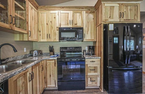 Conover House | Modern dog-friendly cabin with hot tub, gas fireplace, patio, grill, & washer/dr