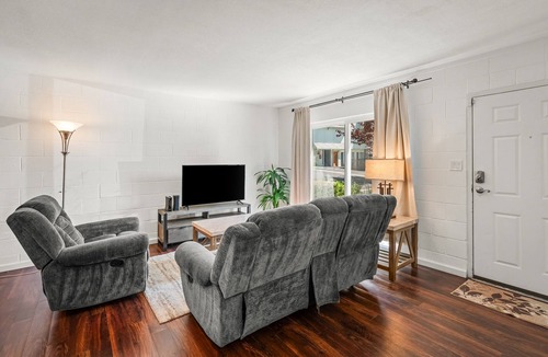 Northeast Reno Condo | Modern dog-friendly condo with WiFi, shared amenities - pool, gym