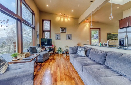 Hood River Condo | Modern dog-friendly home w/stunning Mt. Adams view - walk downtown