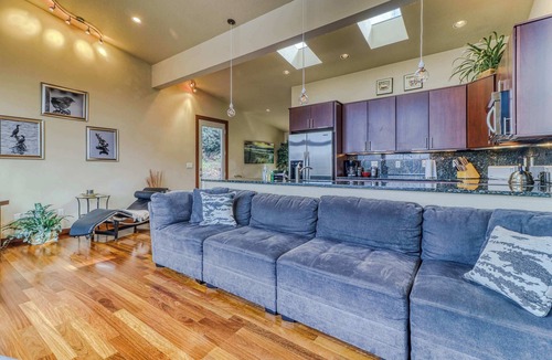 Hood River Condo | Modern dog-friendly home w/stunning Mt. Adams view - walk downtown