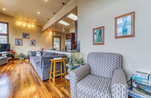 Hood River Condo | Modern dog-friendly home w/stunning Mt. Adams view - walk downtown