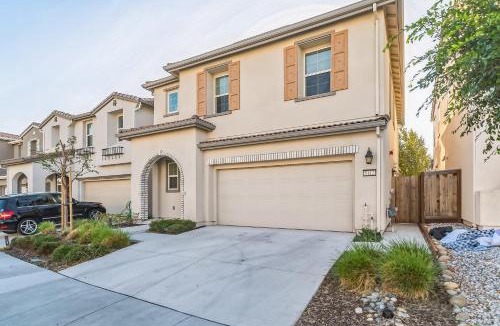 Fairfield House | Modern family-friendly home, Napa, wine country, private backyard, fire pit