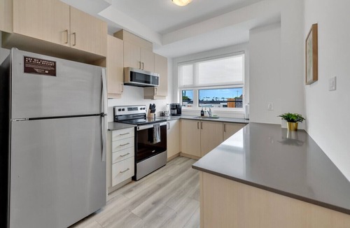 Ajax Villa | Modern Gem, Spacious, Parking | THH