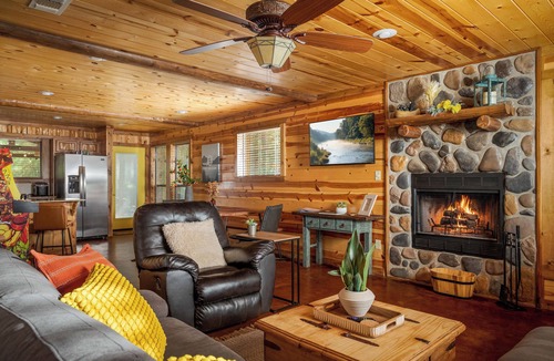 Hochatown Cabin | Modern Hochatown Cabin: 2 King Suites w/Private Baths, Hot Tub & Arcade
