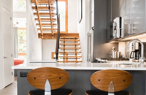 Hood River Villa | Modern Hood River Loft w/Rooftop Deck Near Waterfront & Downtown