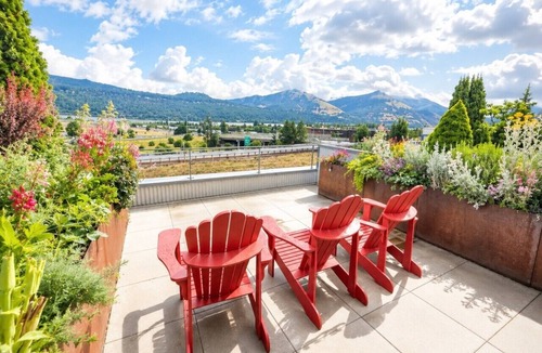 Hood River Villa | Modern Hood River Loft w/Rooftop Deck Near Waterfront & Downtown