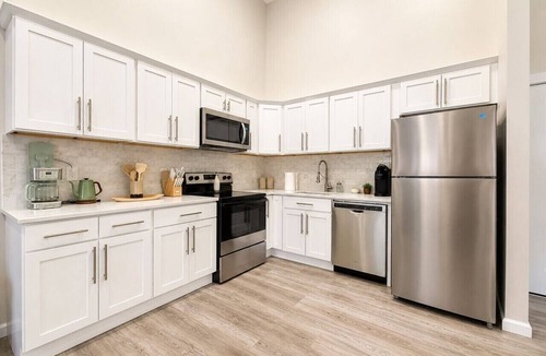 Mill River Apartment | Modern Loft near Yale and Wooster Square + Parking