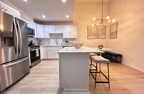 South Natomas House | Modern newly renovated 3-bedroom duplex in welcoming Sacramento with Wi-Fi, AC