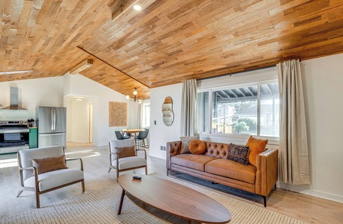 Tierra Del Mar Cottage | Modern Oregon Cottage w/Hot Tub: Walk to Beach!