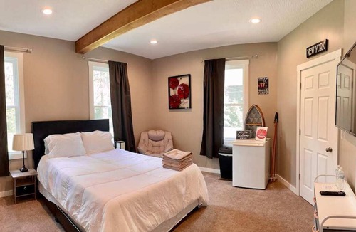 Accident House | Modern Private Room near Deep Creek Lake