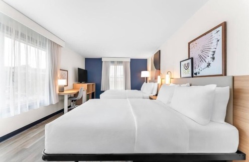 Essex Junction Hotel | Modern Queen Room Ideal for Relaxation & Convenience Near Outdoor Activities