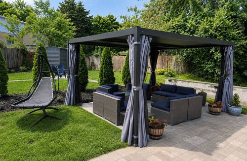 Hillcrest Heights House | Modern Retreat - Hot Tub - EV Charger - 15 Mins to DC
