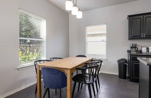 Austin House | Modern South Austin Home|King Bed Gym Patio Sleeps 6- Ideal for long stays