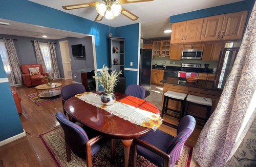 Newington House | Modern Springfield 3BR - Walk to Shops - Minutes to DC & Fort Belvoir