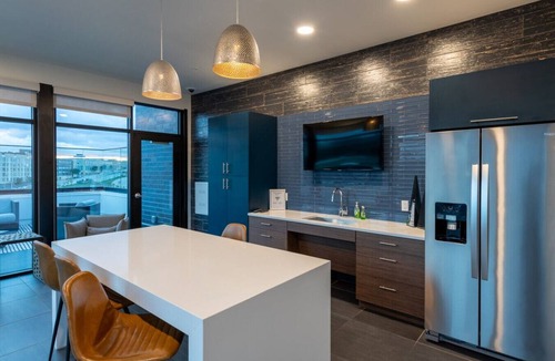 Milwaukee Apartment | Modern Studio Apt with Rooftop, Gym, and Parking - Sleeps 4