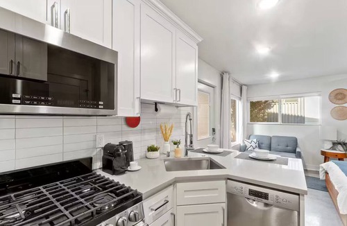 Atlantic Apartment | Modern Studio by Light Rail Kitchen, Parking, AC, W/D