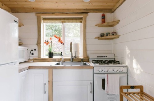 Des Moines House | Modern Urban Tiny House w/2BR near Airport and Transportation-Private Setting