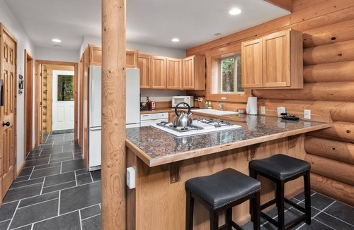 Skykomish Cabin | Money Creek Haven- peaceful and private pet friendly forest retreat w/hot tub!