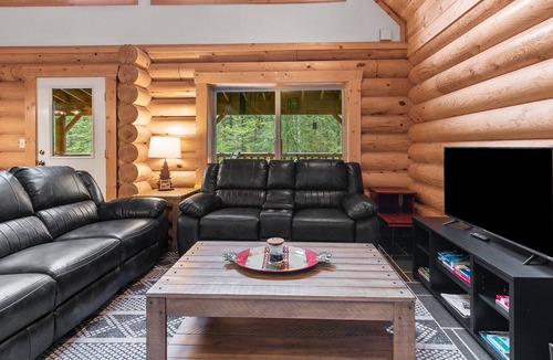 Skykomish Cabin | Money Creek Haven- peaceful and private pet friendly forest retreat w/hot tub!