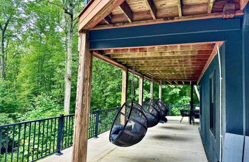 Horse Shoe House | MOONLIGHT MOUNTAIN MANOR - Cedar Hot Tub, Views & Games