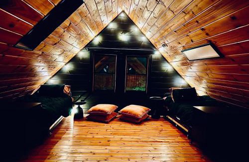 Horse Shoe House | MOONLIGHT MOUNTAIN MANOR - Cedar Hot Tub, Views & Games