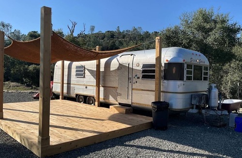 Penn Valley RV Rental | Moonshadow Flat Glamping - Onyx Tent