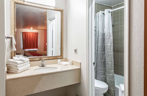 Portsmouth Hotel | Motel 6 Portsmouth, VA