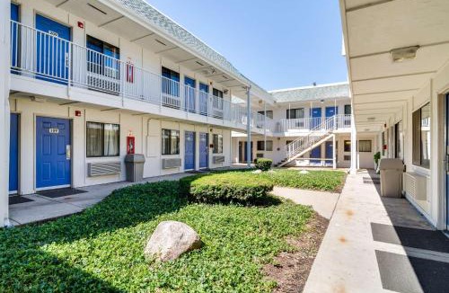 Schiller Park Hotel | Motel 6-Schiller Park, IL - Chicago O'Hare