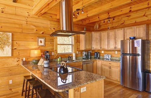 Bryson City Cabin | Mountain Cabin, Hot Tub, Fire Pit, Views, Outdoor Bar, Stocked Kitchen