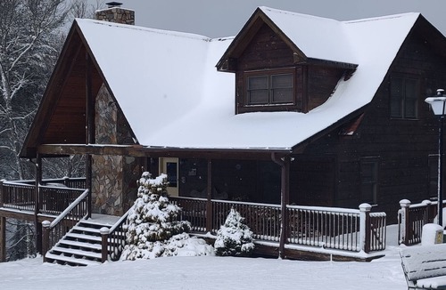 Piney Creek Cabin | Mountain Cabin located in a gated community, within walking distance to river.