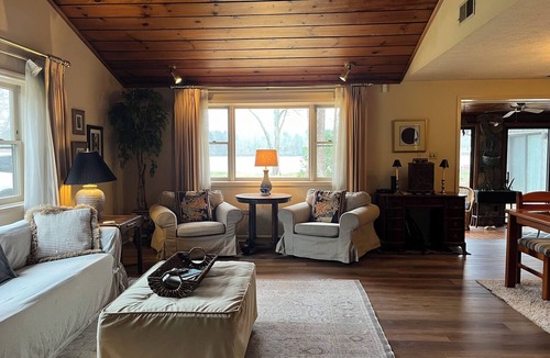 Hickory House | Mountain Mist lakefront cabin in Hickory - close to many attractions!