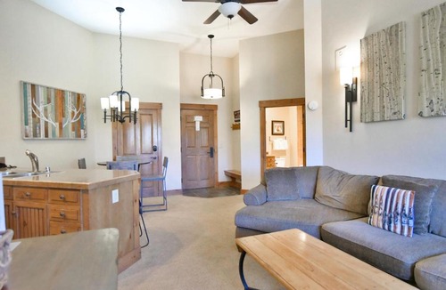 Breckenridge Apartment | Mountain Thunder Snowfall Condo: Ski In, Resort Amenities