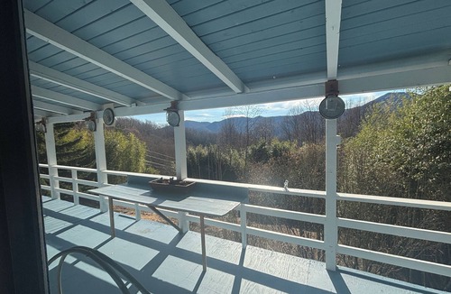 Maggie Valley Cabin | Mountain View Cabin - Hot Tub - Sleeps 7 - Fast Wi-Fi - Smoky Mountains