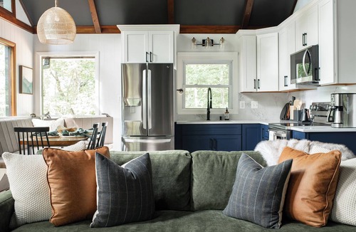 Bluemont Ski Chalet | Mountain View + Hot tub + Sauna + Yoga + Trails + Wineries + Geodesic stargazing dome
