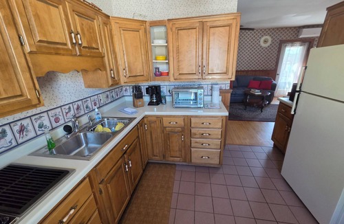 Alma Apartment | Mrs Hippie Inn- Riverside Suite is a 3-bedroom apartment in adorable Alma.