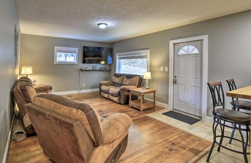 Mullens House | Mullens Cabin w/Gas Grill & Mountain Views!