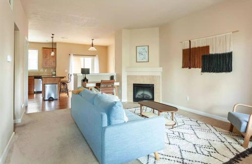 Five Oaks House | Near Brickhaus Coffee+Dos Hermanos Bakery w/Board Games-Coffee Maker+Microwave