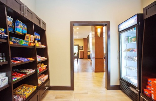 Sweetbriar Apartment | Near Downtown Austin | Free Breakfast Included! King Studio w/Pool Access