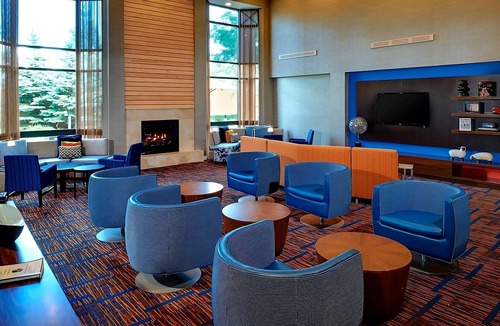 West Dundee Resort | Near Raceway Woods Forest Preserve! Indoor Pool w/FREE Parking, Pet-Friendly!