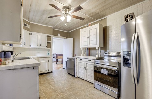 Woodburn Cottage | Near University Ave! Pet-friendly 3BR w/Foosball!