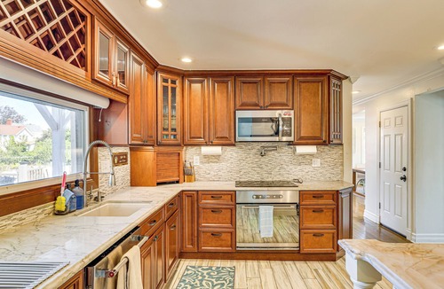 East Shore House | Near Yale & Lighthouse Point Beach: Home w/Pool!