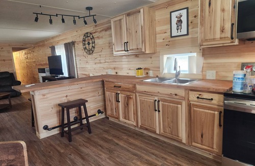 Melmore House | NEVER JUDGE A BOOK BY IT'S COVER! .2 bedroom mobile home in Carey with AC, WiFi