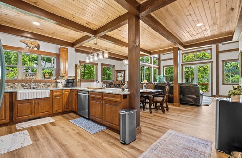 West Union Cabin | NEW Charming family friendly 3-bedroom cabin on serene Lake Keowee with Dock