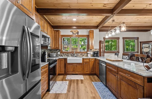 West Union Cabin | NEW Charming family friendly 3-bedroom cabin on serene Lake Keowee with Dock