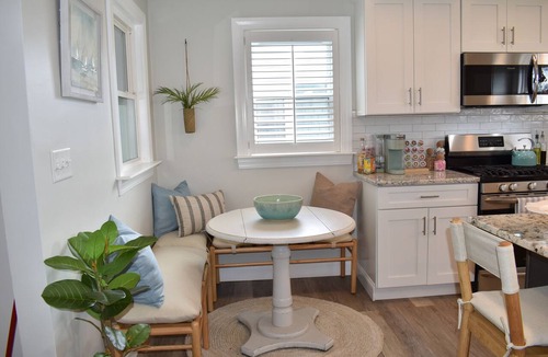 Allerton Apartment | NEW Charming Walk to beach 2-bedroom Coastal Home