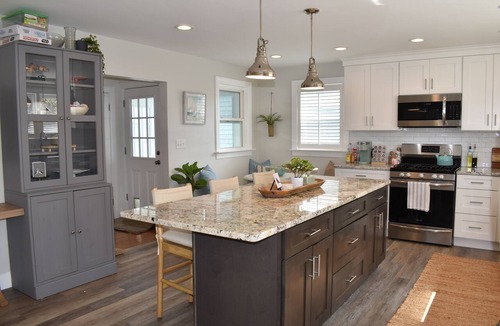 Allerton Apartment | NEW Charming Walk to beach 2-bedroom Coastal Home