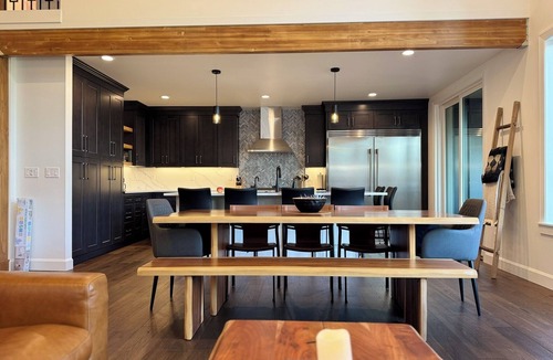 Hyak Cabin | New custom cabin with attached condo at Snoqualmie Pass - sleeps 21