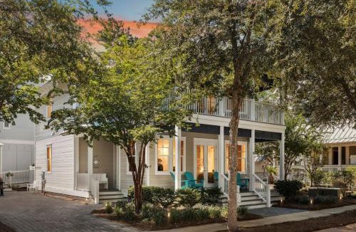 Greenway Park House | NEW! Fall Break OPEN 4 BR, Pool, Bikes & close to shopping & beach
