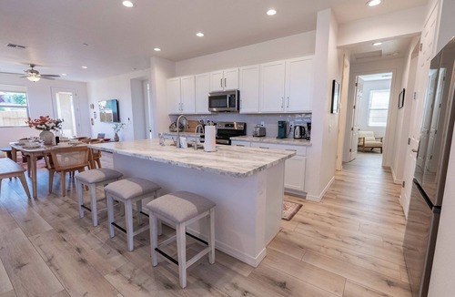 Cottonwood House | NEW Hot tub - views - 4BR Sleeps 10
